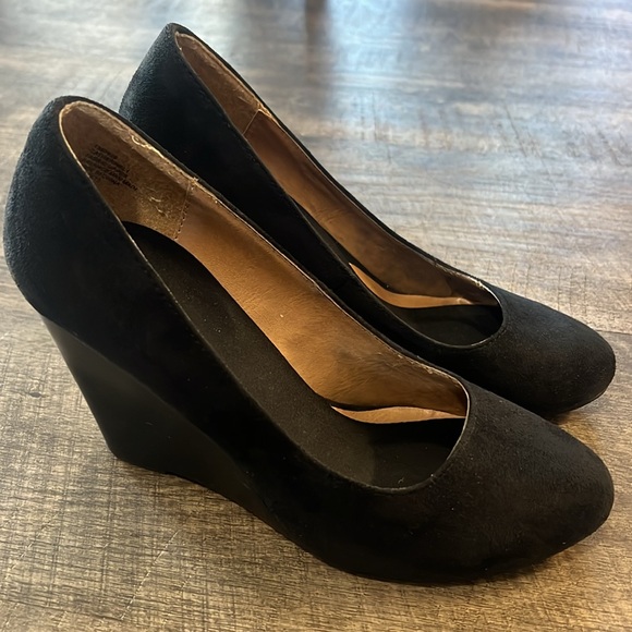Nine West Faux Suede Wedges size 6 - Picture 2 of 5